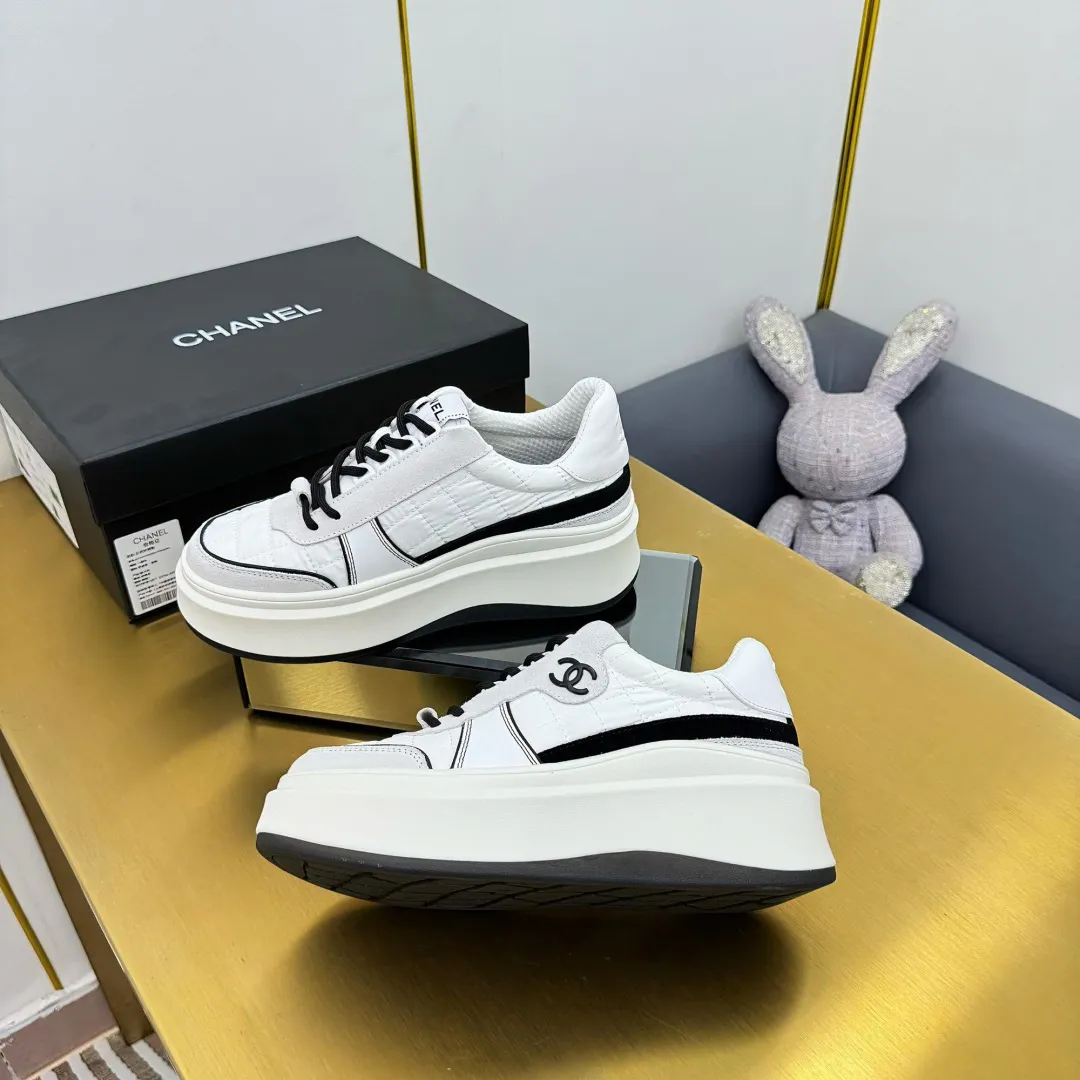 👟👟Ex-factory price 600👟👟 Upgraded version, upgraded version, upgraded version! No rebuttal accepted! ! ! ! Chanel Chanel panda shoes! 2025 counter's top casual sports shoes. This classic design; the upper is electro-embroidered with a variety of techniques; the outsole is fashionable and sporty; the unusual inclusion of a variety of color matching elements... The diversified mix and match is very good-looking and versatile, and can be used for leisure, fashion, sports, and outdoor... ꫛꫀꪝ Go➫ Materials: ❶Upper made of: original imported first-layer silk cowhide + original waterproof cloth + original first-layer cowhide ❷Inner lining: Original Yangli+Net ❸Outsole based on: Original TPU combination outsole Counter boutique packaging complete set for women 35–41 👉 👉